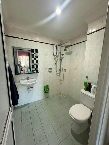 Rumah Teres 2 Tingkat untuk Dijual di Taman Putri Kulai (Kulai) - Karl Lim - Bathroom - PropertyGuru.com.my