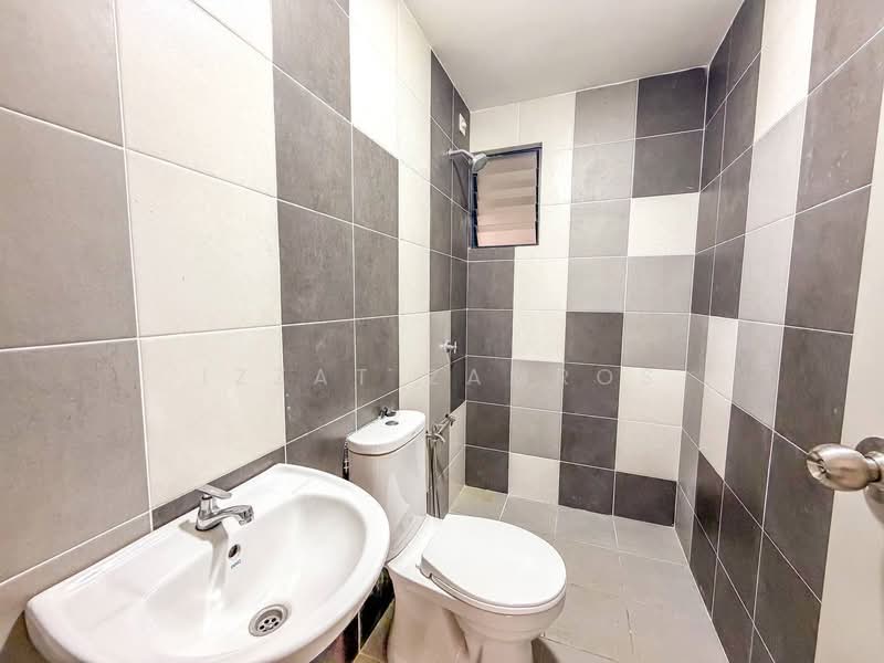 Servis Apartment untuk Dijual di Residensi Mutiara Kajang 2 - Izzat Zamros - Bathroom - PropertyGuru.com.my