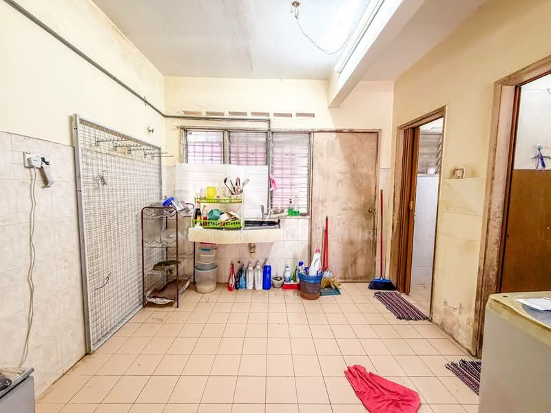 2-storey Terraced House for Sale in Bandar Seri Ehsan (Tanjong Duabelas) - Ilman Nahri - Kitchen - PropertyGuru.com.my
