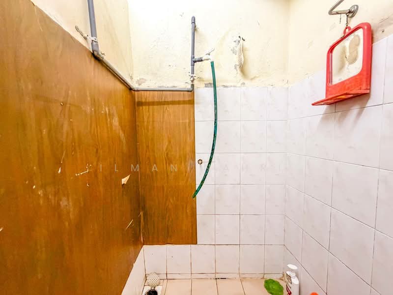2-storey Terraced House for Sale in Bandar Seri Ehsan (Tanjong Duabelas) - Ilman Nahri - Bathroom - PropertyGuru.com.my