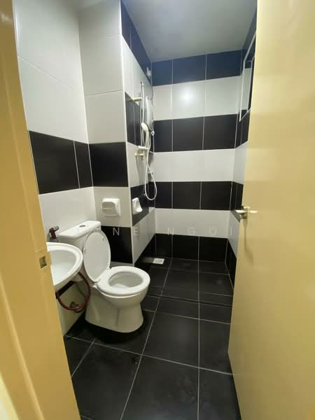 Service Residence for Rent at Sky Oasis Residence (Pangsapuri Oasis 1) - Jane Ngoi - Bathroom - PropertyGuru.com.my