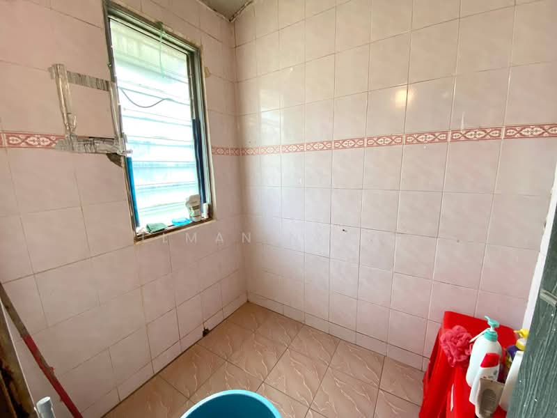 Rumah Teres 1 Tingkat untuk Dijual di Pekan Dengkil (Dengkil) - Ilman Nahri - Bathroom - PropertyGuru.com.my