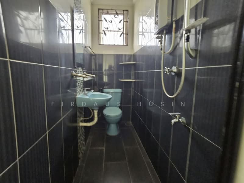 Rumah Berkembar untuk Dijual di Seksyen 27 (Shah Alam) - Firdaus Husin - Bathroom - PropertyGuru.com.my