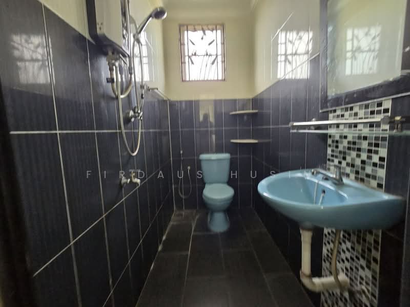 Rumah Berkembar untuk Dijual di Seksyen 27 (Shah Alam) - Firdaus Husin - Bathroom - PropertyGuru.com.my