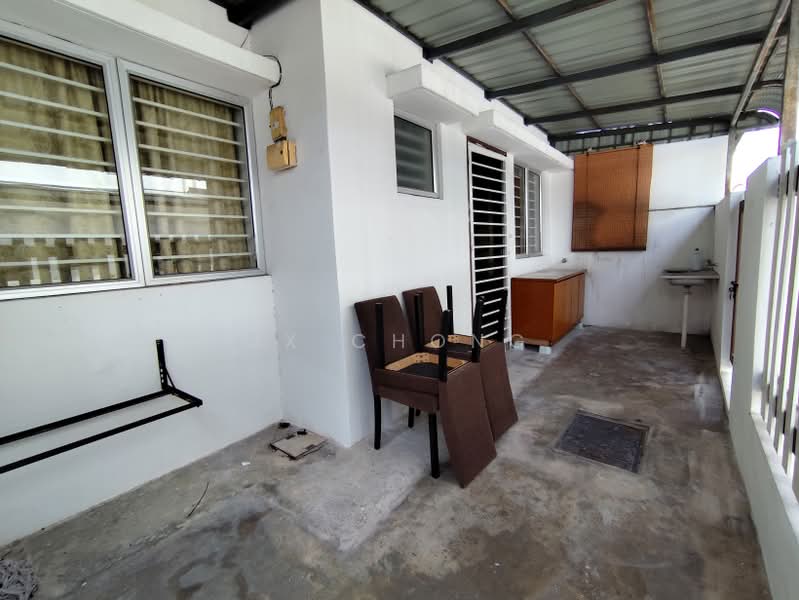 2-storey Terraced House for Rent in Setia Ecohill (Semenyih) - JX Chong - Yard with Awning and Cabinet - PropertyGuru.com.my