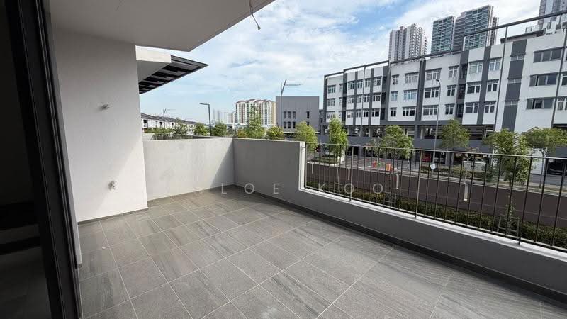 Rumah Teres 2.5-Tingkat untuk Disewa di Taman Bukit Serdang (Seri Kembangan) - Chloe Koo - Balcony - PropertyGuru.com.my