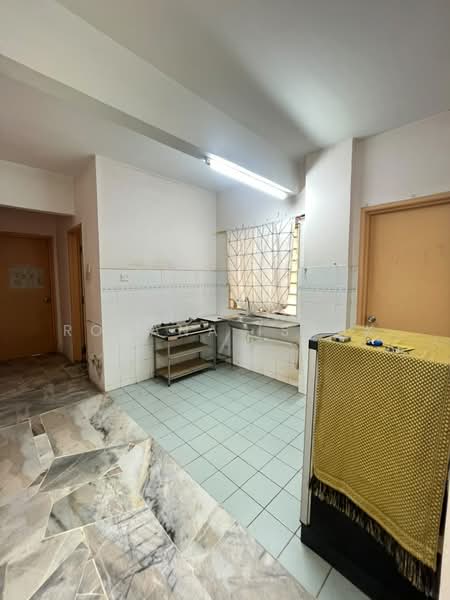 Apartment for Rent at Astana Alam Apartment 2 - Rohana Ishak - Kitchen - PropertyGuru.com.my