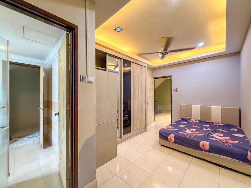 Rumah Teres 3 Tingkat untuk Dijual di Sentosa Villa (Kajang) - Izzat Zamros - PropertyGuru.com.my