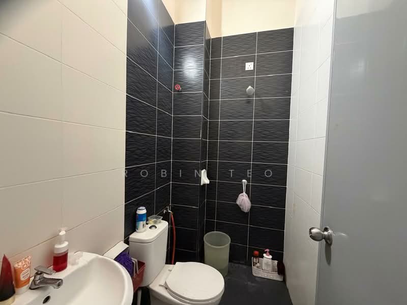 Rumah Teres 1 Tingkat untuk Dijual di Bandar Putra (Kulai) - Robin Teo - Bathroom - PropertyGuru.com.my