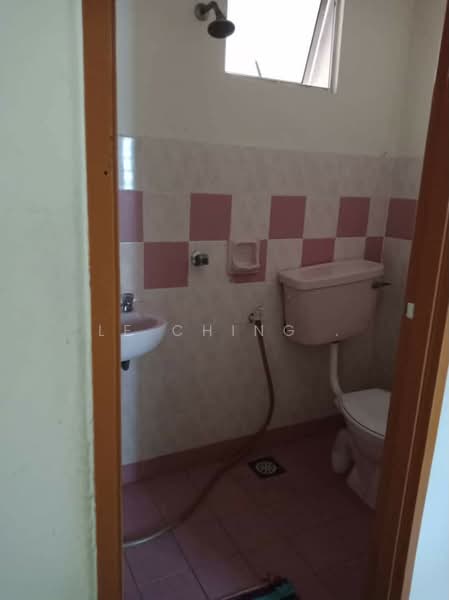 Pangsapuri untuk Disewa di Sri Impian Apartment - Le Ching . - Bathroom - PropertyGuru.com.my
