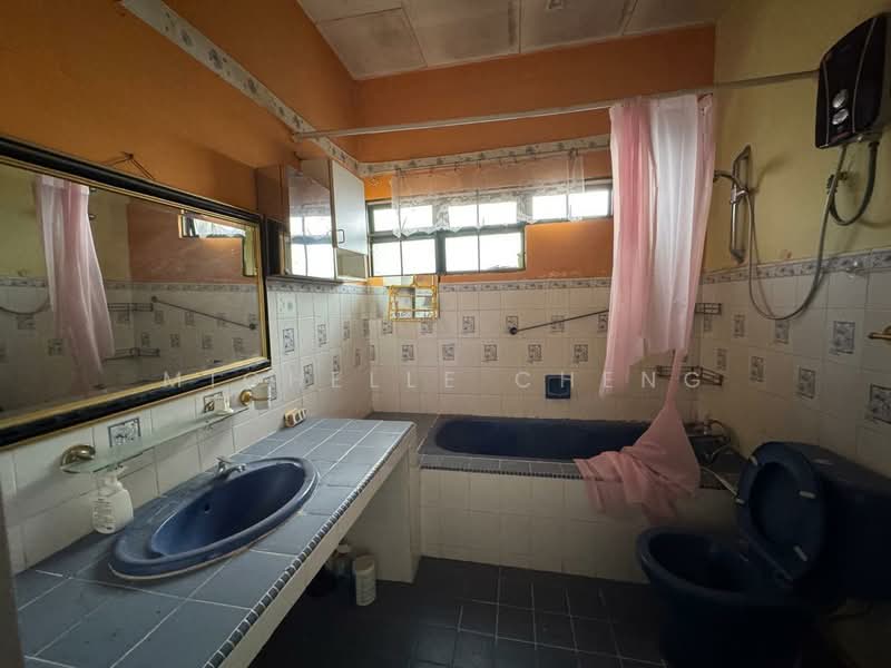 Rumah Teres 2 Tingkat untuk Dijual di Taman Bukit Cheras (Cheras) - MICHELLE CHENG - Bathroom - PropertyGuru.com.my