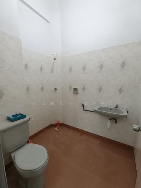 Rumah Teres 2 Tingkat untuk Dijual di Taman Putri Kulai (Kulai) - Danny See - Bathroom - PropertyGuru.com.my