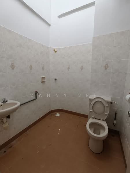 Rumah Teres 2 Tingkat untuk Dijual di Taman Putri Kulai (Kulai) - Danny See - Bathroom - PropertyGuru.com.my