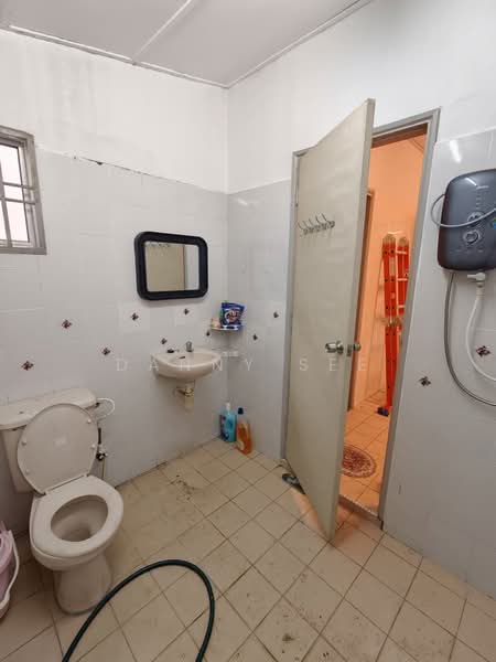 Rumah Teres 2 Tingkat untuk Dijual di Taman Putri Kulai (Kulai) - Danny See - Bathroom - PropertyGuru.com.my