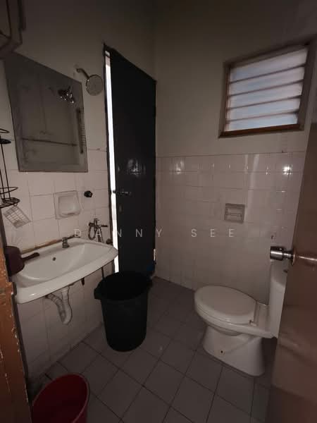 Rumah Teres 1 Tingkat untuk Dijual di Taman Putri Kulai (Kulai) - Danny See - Bathroom - PropertyGuru.com.my