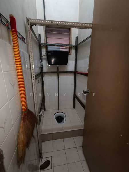 Rumah Teres 1 Tingkat untuk Dijual di Taman Putri Kulai (Kulai) - Danny See - Bathroom - PropertyGuru.com.my