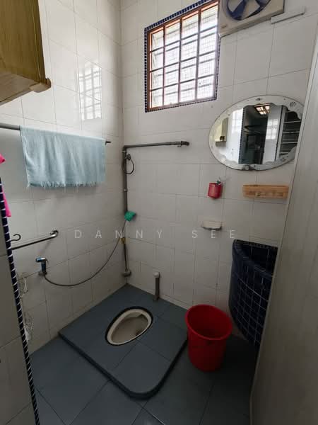 Rumah Teres 1 Tingkat untuk Dijual di Taman Putri Kulai (Kulai) - Danny See - Bathroom - PropertyGuru.com.my
