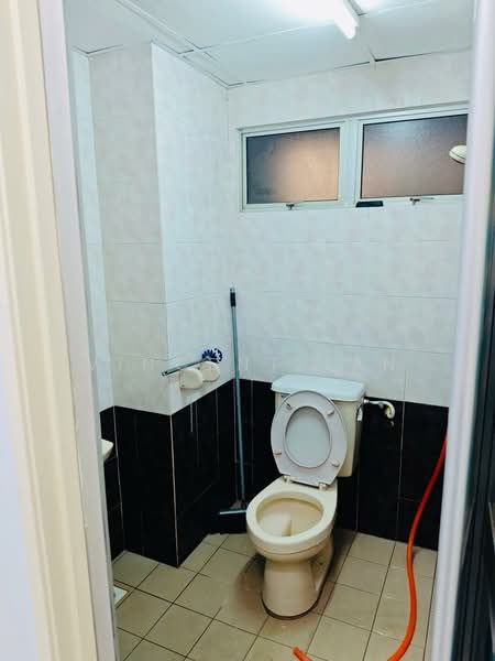 Kondominium untuk Disewa di Endah Regal Condominium - Vincent Tan - Bathroom - PropertyGuru.com.my