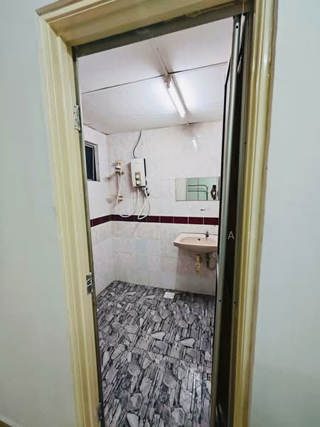 Kondominium untuk Disewa di Endah Regal Condominium - Vincent Tan - Bathroom - PropertyGuru.com.my