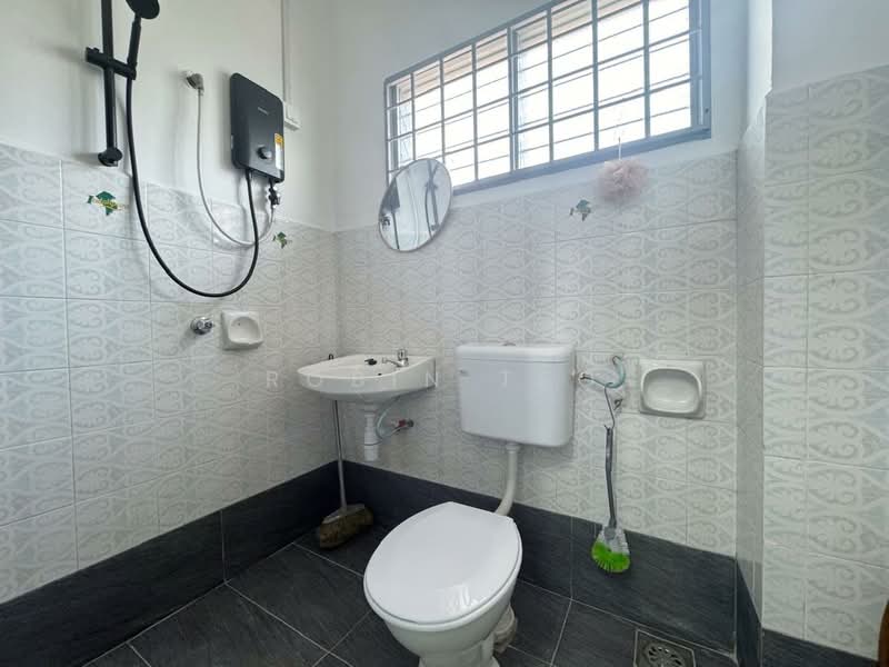 2-storey Terraced House for Rent in Bandar Indahpura (Kulai) - Robin Teo - Bathroom - PropertyGuru.com.my