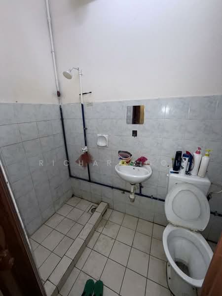 Apartment for Rent at Pangsapuri Lagoon Perdana - Richard Ooi - Bathroom - PropertyGuru.com.my