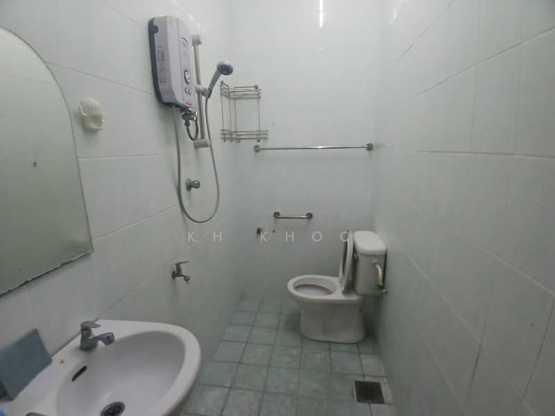 Rumah Teres 2 Tingkat untuk Dijual di SS19 (Subang Jaya) - KH Khoo - Bathroom - PropertyGuru.com.my