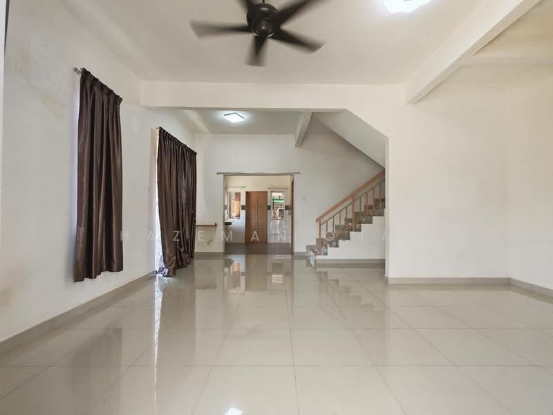 Rumah Teres 2 Tingkat untuk Dijual di Saujana Utama (Selangor) - Hazeman Omar - Living Room - PropertyGuru.com.my