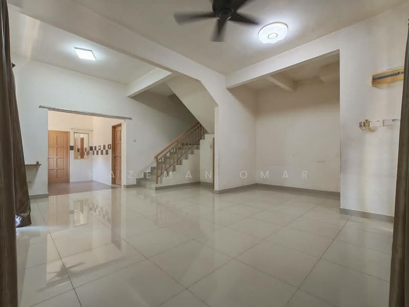 Rumah Teres 2 Tingkat untuk Dijual di Saujana Utama (Selangor) - Hazeman Omar - Living Room - PropertyGuru.com.my