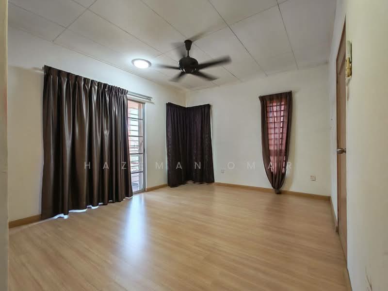 Rumah Teres 2 Tingkat untuk Dijual di Saujana Utama (Selangor) - Hazeman Omar - Living Room - PropertyGuru.com.my