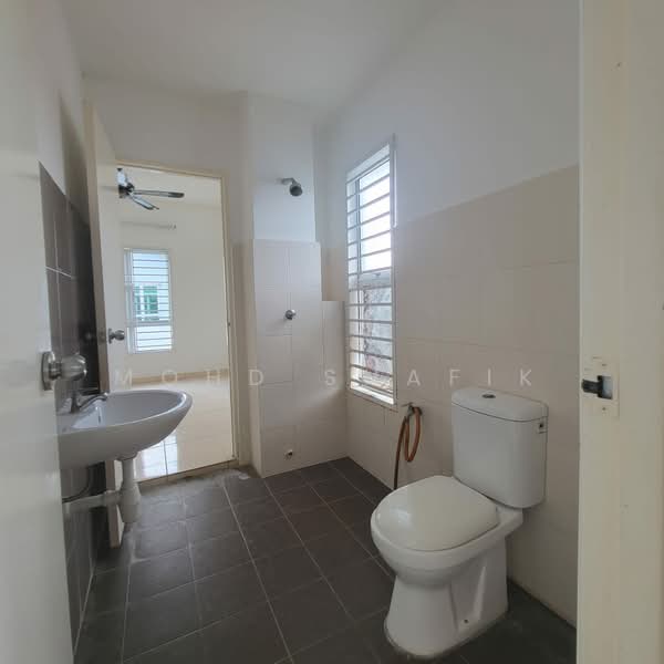 Semi-Detached House for Sale in Sepang (Selangor) - Mohd Shafik - Bathroom - PropertyGuru.com.my