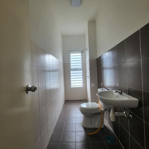 Semi-Detached House for Sale in Sepang (Selangor) - Mohd Shafik - Bathroom - PropertyGuru.com.my
