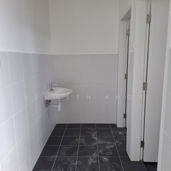 Shop for Sale in Taman Bukit Kaze (Ulu Tiram) - Kenneth Khor - Bathroom - PropertyGuru.com.my