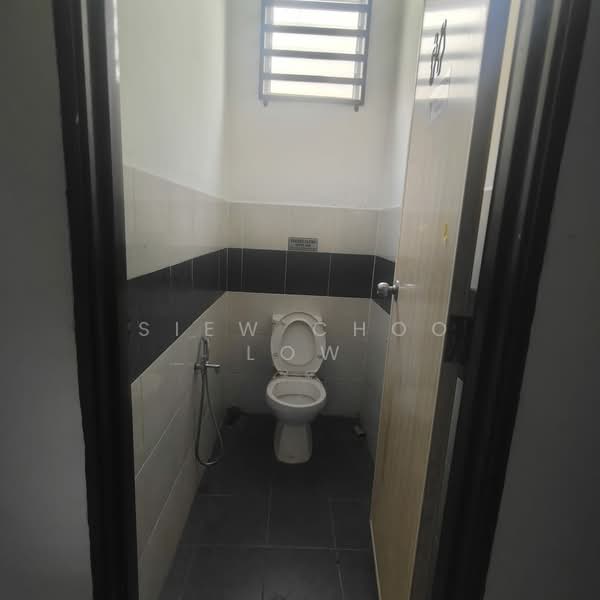Kedai / Pejabat untuk Disewa di Durian Tunggal (Melaka) - Siew Choo Low - Bathroom - PropertyGuru.com.my