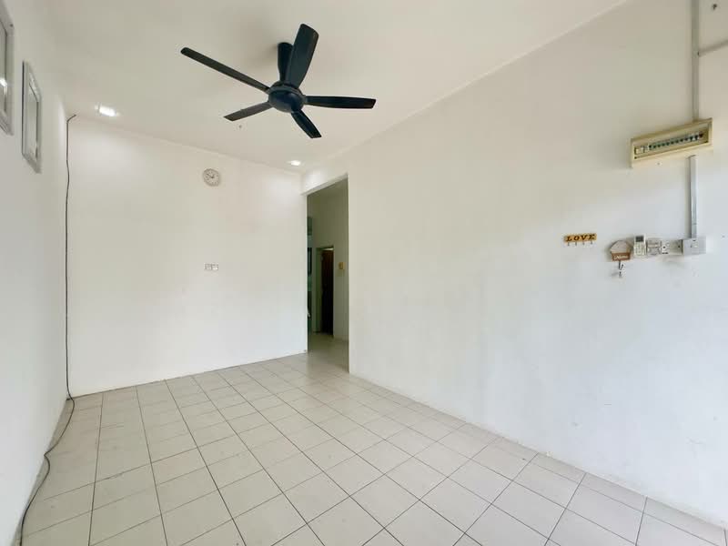 Rumah Teres 1 Tingkat untuk Dijual di Telok Panglima Garang (Selangor) - Yazila Sulaimi - Living Room - PropertyGuru.com.my