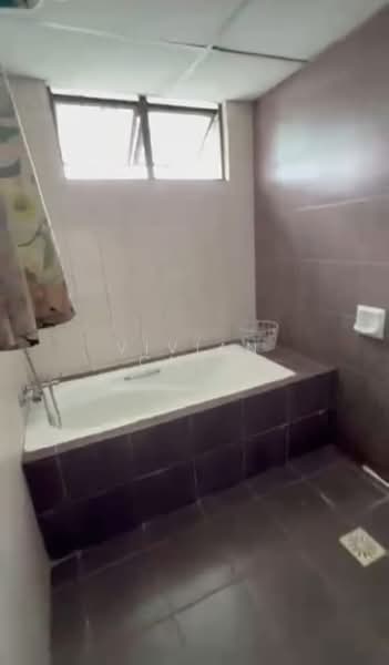 Kondominium untuk Disewa di Indah Alam (Subang Andaman) - Vivian Chen - Master Bathroom - bathtub - PropertyGuru.com.my