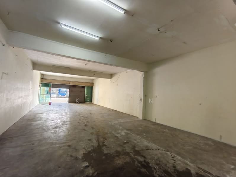 Shop for Rent in Taman Pinggiran Putra (Seri Kembangan) - Kent Tan - Interior - PropertyGuru.com.my