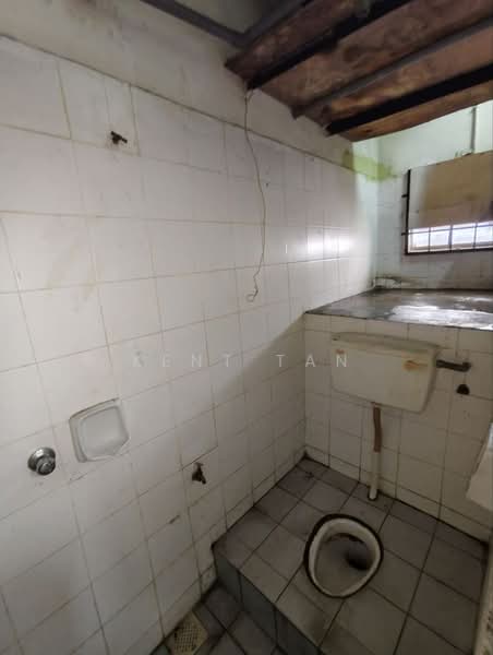 Shop for Rent in Taman Pinggiran Putra (Seri Kembangan) - Kent Tan - Bathroom - PropertyGuru.com.my
