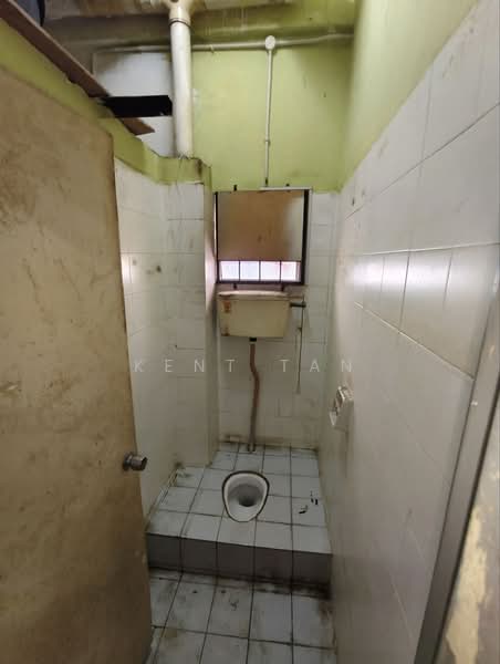 Shop for Rent in Taman Pinggiran Putra (Seri Kembangan) - Kent Tan - Bathroom - PropertyGuru.com.my