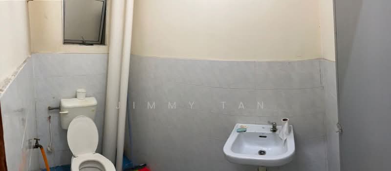 Pangsapuri untuk Disewa di Pangsapuri Perdana Villa - Jimmy Tan - Bathroom - PropertyGuru.com.my