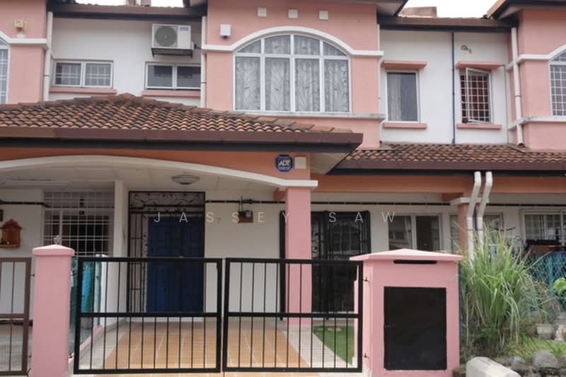 2.5-storey Terraced House for Sale in Bandar Putra Permai (Seri Kembangan) - Jassey Saw - Exterior - PropertyGuru.com.my