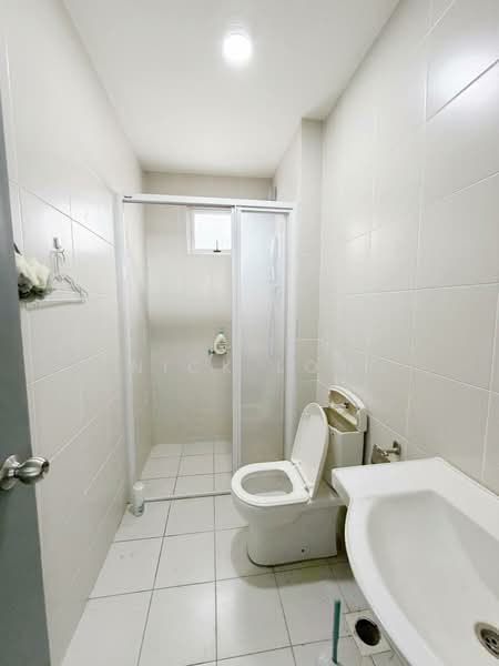 Service Residence for Rent at Meridin Bayvue Serviced Apartment - Nick Low - Bathroom - PropertyGuru.com.my