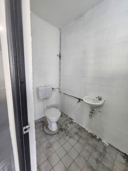 Kilang untuk Disewa di Pulau Indah (Klang) - Kelly Teo - Bathroom - PropertyGuru.com.my