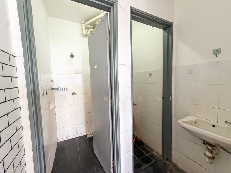 Pangsapuri untuk Dijual di Palm & Nipah Court (Pangsapuri Nipah) - Abdul Muhaimin - Bathroom - PropertyGuru.com.my