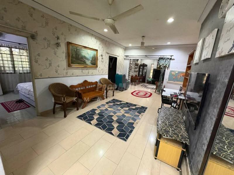 Rumah Banglo untuk Dijual di Seksyen 30 (Shah Alam) - Lukman Hakim - Living Room - PropertyGuru.com.my
