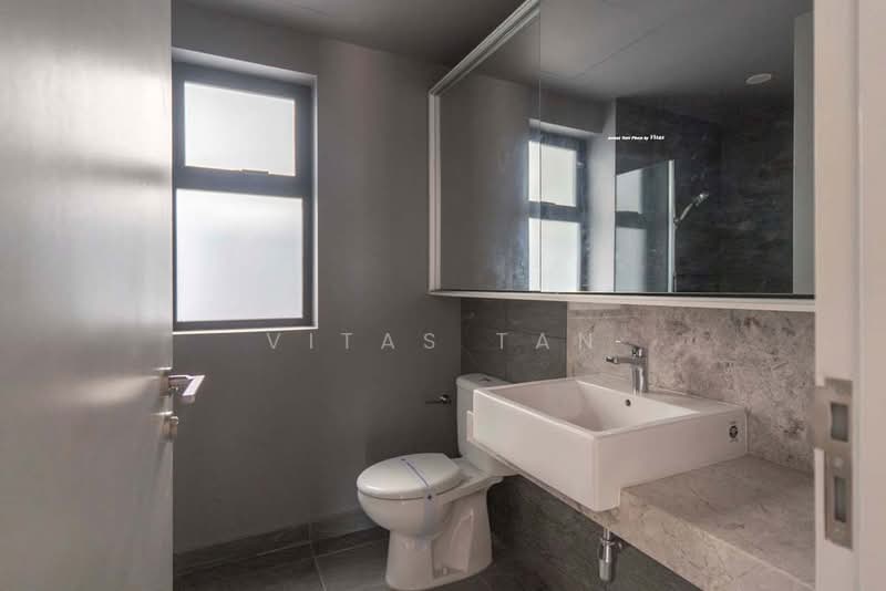 Kondominium untuk Dijual di Utamara Boutique Residences - Vitas Tan - Bathroom - PropertyGuru.com.my