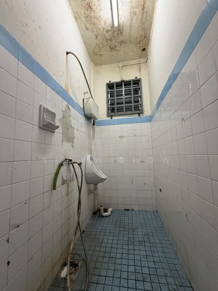 Factory for Rent in Taman Perindustrian Taming Jaya (Balakong) - Sicky Chow - Bathroom - PropertyGuru.com.my