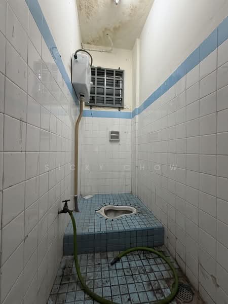 Factory for Rent in Taman Perindustrian Taming Jaya (Balakong) - Sicky Chow - Bathroom - PropertyGuru.com.my