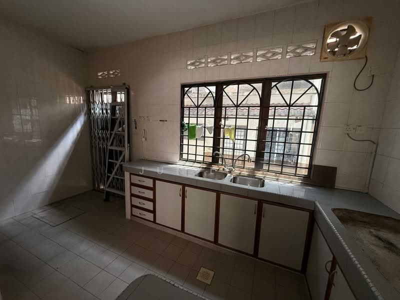 Rumah Teres 3-Tingkat untuk Dijual di Taman Melur (Ampang) - Jun Lee - Kitchen - PropertyGuru.com.my