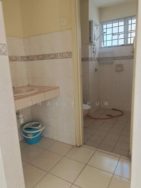 Pangsapuri untuk Disewa di Sri Bayu Apartments - Shally Pun - Bathroom - PropertyGuru.com.my