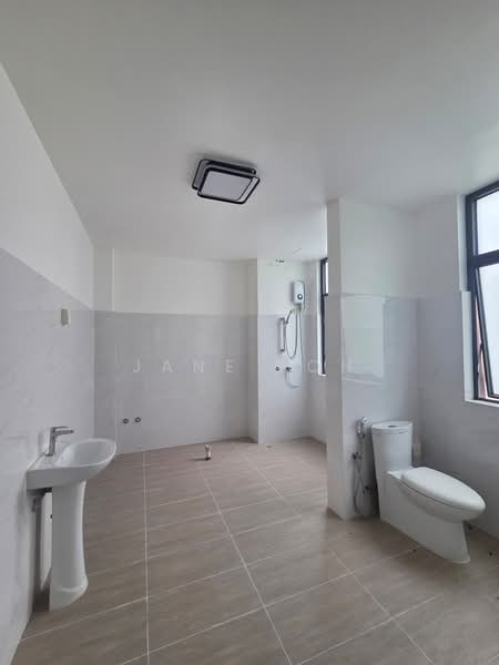 Cluster House for Rent in Forest City (Gelang Patah) - Jane Loh - Master Bathroom - PropertyGuru.com.my